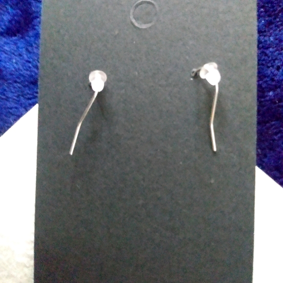 Minimalist Dangle Earring - Picture 4 of 4